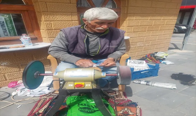 Tomarza’da bıçak bileme ustası işbaşı yaptı Tomarza’da bıçak bileme ustası işbaşı yaptı