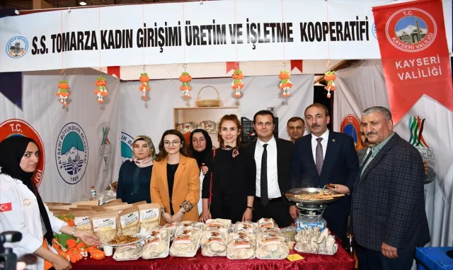 Tomarzalı kadın kooperatifi üyeleri fuarda stant açtı Tomarzalı kadın kooperatifi üyeleri fuarda stant açtı
