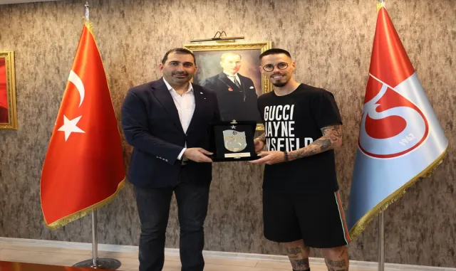 Trabzonspor’dan, futbolu bırakan Marek Hamsik’e teşekkür plaketi Trabzonspor’dan, futbolu bırakan Marek Hamsik’e teşekkür plaketi