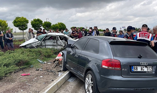 Trafik ışıklarında feci kaza: 3 ölü, 2 yaralı Trafik ışıklarında feci kaza: 3 ölü, 2 yaralı