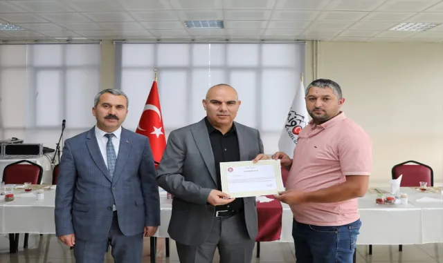 Vali Koç’tan İl Özel İdaresi personeline başarı belgesi Vali Koç’tan İl Özel İdaresi personeline başarı belgesi