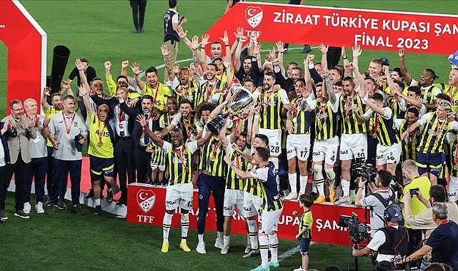 Ziraat Türkiye Kupası’nın sahibi Fenerbahçe kupasını aldı Ziraat Türkiye Kupası’nın sahibi Fenerbahçe kupasını aldı