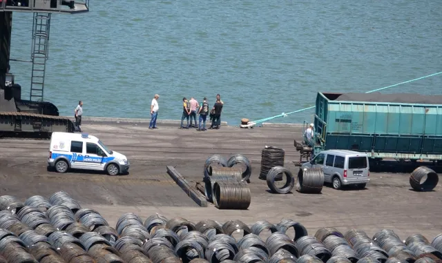 Zonguldak’ta altında mayın olduğu iddia edilen kuru yük gemisi ve çevresinde arama yapıldı Zonguldak’ta altında mayın olduğu iddia edilen kuru yük gemisi ve çevresinde arama yapıldı