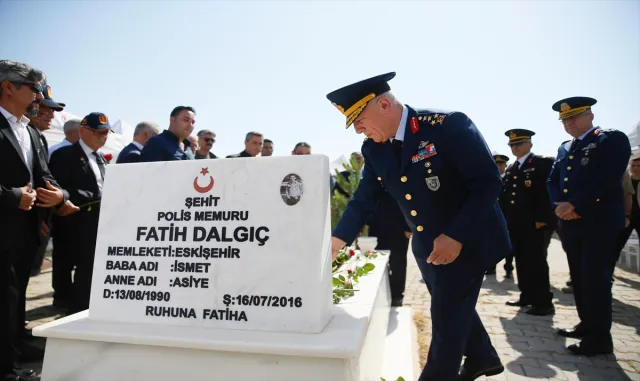 15 Temmuz şehidi polis Fatih Dalgıç, Eskişehir’deki kabri başında anıldı 15 Temmuz şehidi polis Fatih Dalgıç, Eskişehir’deki kabri başında anıldı