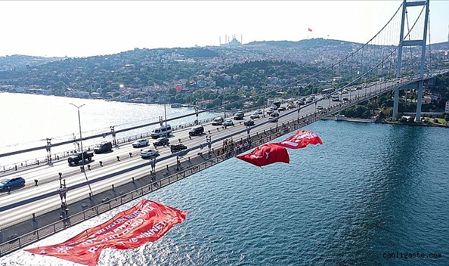 15 Temmuz Şehitler Köprüsü’ne şehitlerin anısına Türk bayrağı asıldı 15 Temmuz Şehitler Köprüsü’ne şehitlerin anısına Türk bayrağı asıldı