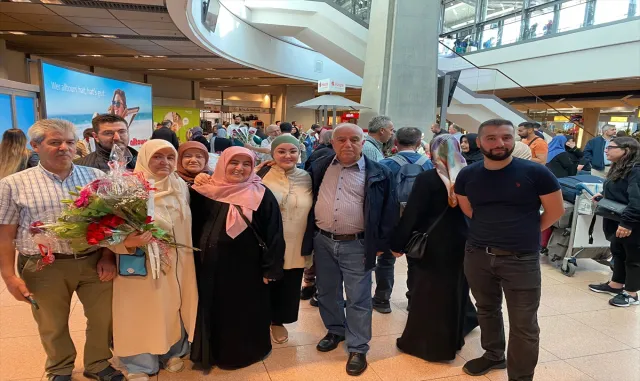 Almanya’da kutsal topraklardan dönen Türk hacılar güllerle karşılandı Almanya’da kutsal topraklardan dönen Türk hacılar güllerle karşılandı