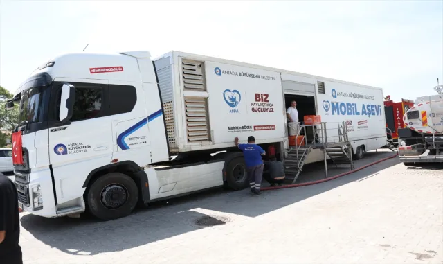 Antalya’da orman yangınıyla mücadele eden ekipler için mobil aşevi kuruldu Antalya’da orman yangınıyla mücadele eden ekipler için mobil aşevi kuruldu
