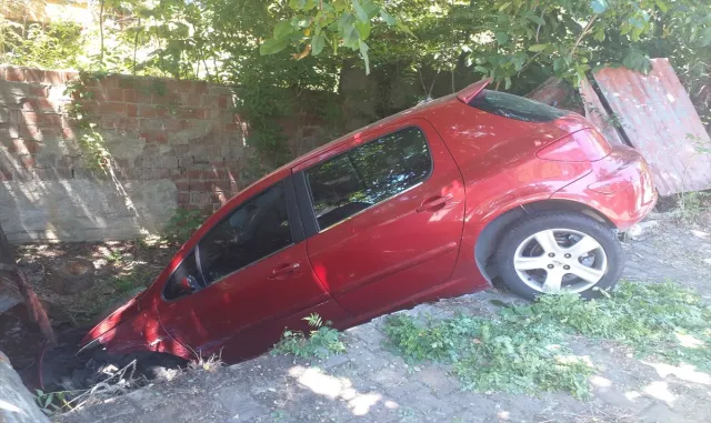 Park halindeki 2 araca çarpıp devrilen otomobildeki 2 kişi yaralandı Park halindeki 2 araca çarpıp devrilen otomobildeki 2 kişi yaralandı