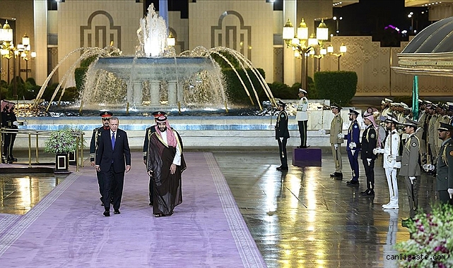 Cumhurbaşkanı Erdoğan Suudi Arabistan’da resmi törenle karşılandı Cumhurbaşkanı Erdoğan Suudi Arabistan’da resmi törenle karşılandı
