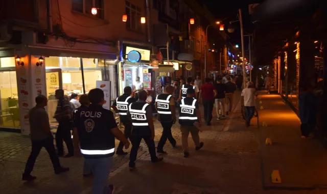 Eskişehir’de asayiş uygulamasında aranan 17 şüpheli yakalandı Eskişehir’de asayiş uygulamasında aranan 17 şüpheli yakalandı