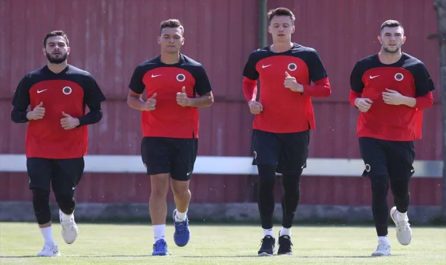 Gençlerbirliği, yeni sezon hazırlıklarını çift antrenmanla sürdürdü Gençlerbirliği, yeni sezon hazırlıklarını çift antrenmanla sürdürdü