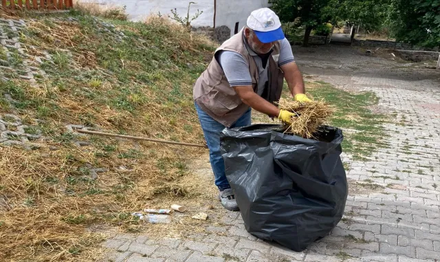 Güdül’de yabani ot temizliği yapılıyor Güdül’de yabani ot temizliği yapılıyor