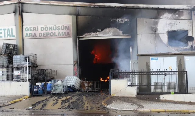 GÜNCELLEME 2 - Denizli’de geri dönüşüm depolama tesisinde çıkan yangın kontrol altına alındı