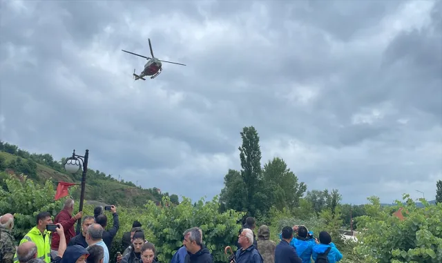 GÜNCELLEME - Bartın’da sel nedeniyle sanayi sitesinde mahsur kalan işçiler helikopterle tahliye edildi GÜNCELLEME - Bartın’da sel nedeniyle sanayi sitesinde mahsur kalan işçiler helikopterle tahliye edildi
