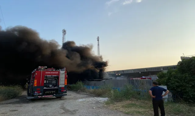 GÜNCELLEME - İzmir’de yalıtım malzemeleri fabrikasının bahçesinde çıkan yangın kontrol altına alındı GÜNCELLEME - İzmir’de yalıtım malzemeleri fabrikasının bahçesinde çıkan yangın kontrol altına alındı