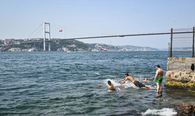 İstanbul’da nem oranının yükselmesiyle sıcak hava etkisini artırdı İstanbul’da nem oranının yükselmesiyle sıcak hava etkisini artırdı