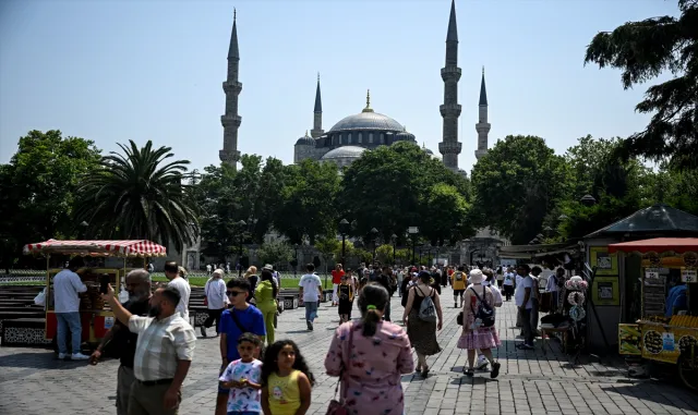 İstanbullular sıcak havada sahil ve parklarda yoğunluk oluşturdu İstanbullular sıcak havada sahil ve parklarda yoğunluk oluşturdu