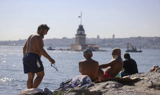 İstanbulluların sıcak havayla mücadelesi sürüyor İstanbulluların sıcak havayla mücadelesi sürüyor