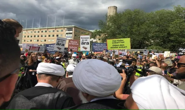 İsveç’te Kur’an-ı Kerim yakma provokasyonu protesto edildi İsveç’te Kur’an-ı Kerim yakma provokasyonu protesto edildi