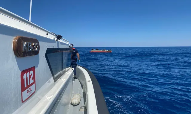 İzmir açıklarında geri itilen 32 düzensiz göçmen kurtarıldı İzmir açıklarında geri itilen 32 düzensiz göçmen kurtarıldı