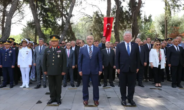 İzmir ve çevre illerdeki şehitliklerde tören düzenlendi İzmir ve çevre illerdeki şehitliklerde tören düzenlendi