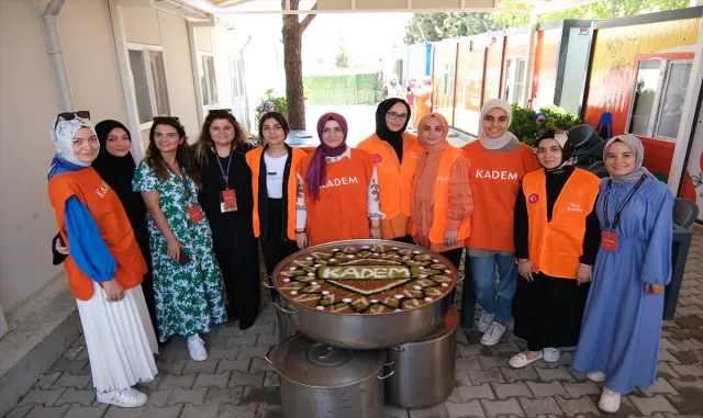 Kadın ve Demokrasi Vakfından Kahramanmaraş’ta depremzedelere aşure ikramı Kadın ve Demokrasi Vakfından Kahramanmaraş’ta depremzedelere aşure ikramı