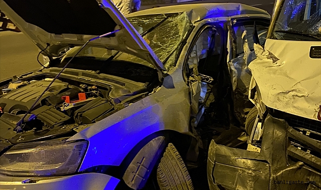 Kayseri’de feci kaza! Minibüs ve otomobil çarpıştı, 16 kişi yaralandı Kayseri’de feci kaza! Minibüs ve otomobil çarpıştı, 16 kişi yaralandı