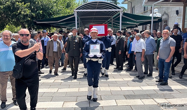 Kayseri’de vefat eden Kıbrıs gazisi son yolculuğuna uğurlandı... Kayseri’de vefat eden Kıbrıs gazisi son yolculuğuna uğurlandı...