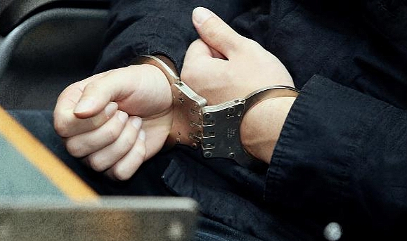 Kendilerini avukat olarak tanıtıp dolandırıcılık yapan 3 zanlı tutuklandı! Kendilerini avukat olarak tanıtıp dolandırıcılık yapan 3 zanlı tutuklandı!