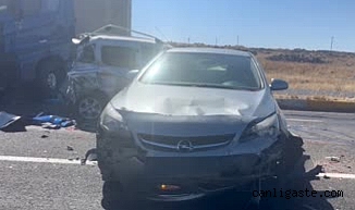 Kırmızı ışıkta bekleyen araçlara TIR çarptı: 6 yaralı Kırmızı ışıkta bekleyen araçlara TIR çarptı: 6 yaralı