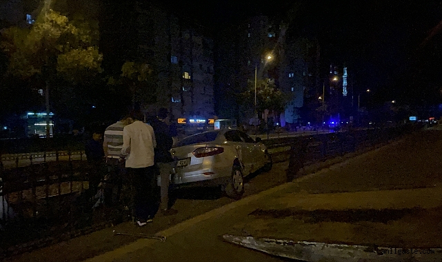 Kontrolden çıkan araç tramvay yoluna girdi Kontrolden çıkan araç tramvay yoluna girdi