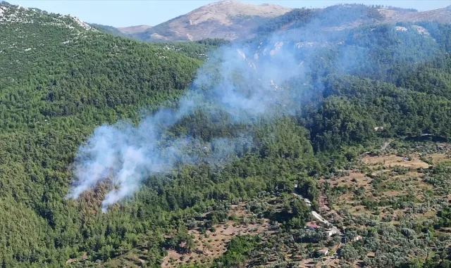 Muğla’da ormanlık alanda çıkan yangına müdahale ediliyor Muğla’da ormanlık alanda çıkan yangına müdahale ediliyor