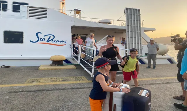 Rodos Adası’ndan yangın nedeniyle tahliye edilen turistler Marmaris’e getirildi Rodos Adası’ndan yangın nedeniyle tahliye edilen turistler Marmaris’e getirildi