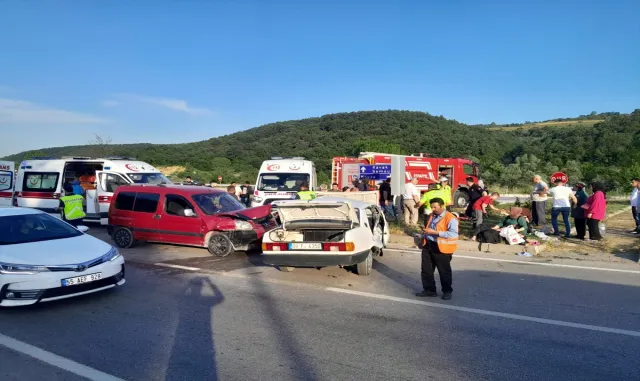 Samsun’da otomobil ile hafif ticari aracın çarpıştığı kazada 4 kişi yaralandı Samsun’da otomobil ile hafif ticari aracın çarpıştığı kazada 4 kişi yaralandı