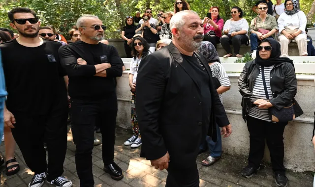 Sanatçı Özkan Uğur toprağa verildi