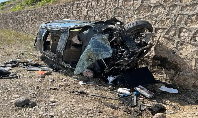 Sivas’ta istinat duvarına çarparak devrilen otomobildeki 4 kişi yaralandı Sivas’ta istinat duvarına çarparak devrilen otomobildeki 4 kişi yaralandı