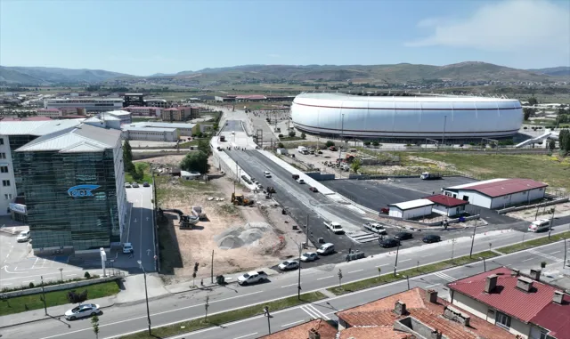 Sivas’ta stadyum üst geçit ve bağlantı yolu projesinde sona gelindi Sivas’ta stadyum üst geçit ve bağlantı yolu projesinde sona gelindi