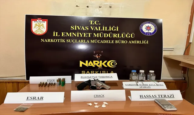Sivas’ta uyuşturucu operasyonunda bir şüpheli gözaltına alındı Sivas’ta uyuşturucu operasyonunda bir şüpheli gözaltına alındı