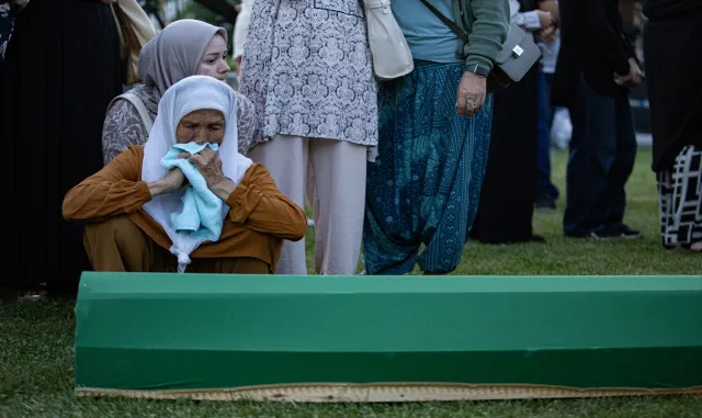 Srebrenitsa soykırımı kurbanlarının tabutları defnedilecekleri Potoçari Anıt Mezarlığı’na taşındı Srebrenitsa soykırımı kurbanlarının tabutları defnedilecekleri Potoçari Anıt Mezarlığı’na taşındı