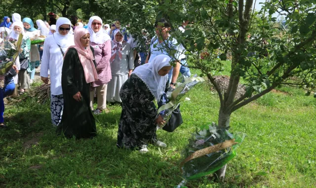 Srebrenitsa soykırımı kurbanlarının yakınları, sevdikleri için öldürüldükleri yerlerde dua etti Srebrenitsa soykırımı kurbanlarının yakınları, sevdikleri için öldürüldükleri yerlerde dua etti