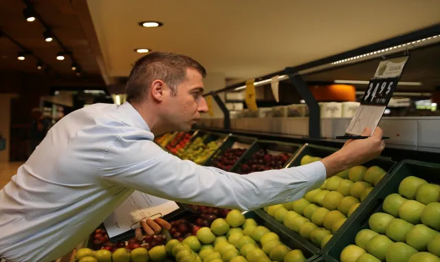 Ticaret Bakanlığının marketlerdeki fiyat ve etiket denetimlerini AA görüntüledi Ticaret Bakanlığının marketlerdeki fiyat ve etiket denetimlerini AA görüntüledi