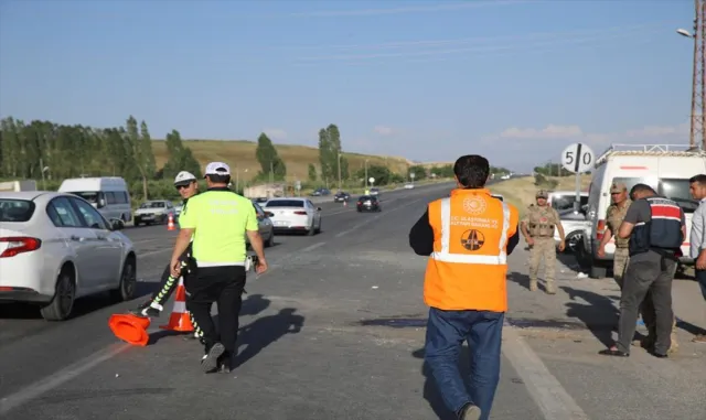 Van’da çarpışan minibüs ile hafif ticari araçtaki 19 kişi yaralandı Van’da çarpışan minibüs ile hafif ticari araçtaki 19 kişi yaralandı