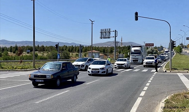 Yola çıkacaklar dikkat! Ankara-Kayseri yolunda trafik yoğun Yola çıkacaklar dikkat! Ankara-Kayseri yolunda trafik yoğun