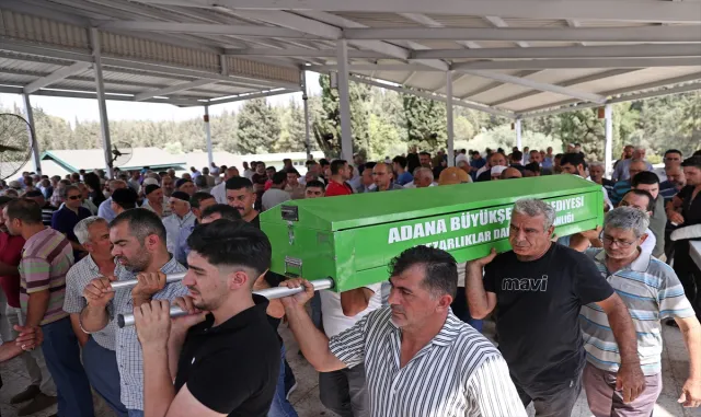 Adana’da trafik kazasında hayatını kaybeden 3 kişinin cenazesi toprağa verildi Adana’da trafik kazasında hayatını kaybeden 3 kişinin cenazesi toprağa verildi