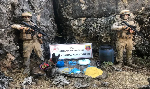 Adıyaman’da PKK’lı teröristlere ait yaşam malzemeleri ele geçirildi Adıyaman’da PKK’lı teröristlere ait yaşam malzemeleri ele geçirildi