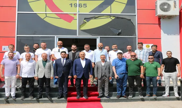 AK Parti’li Mevlüt Çavuşoğlu, Eskişehirspor Tesisleri’ni ziyaret etti AK Parti’li Mevlüt Çavuşoğlu, Eskişehirspor Tesisleri’ni ziyaret etti