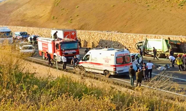 Ankara’da çöp kamyonuyla otomobilin çarpışması sonucu 2 kişi öldü Ankara’da çöp kamyonuyla otomobilin çarpışması sonucu 2 kişi öldü
