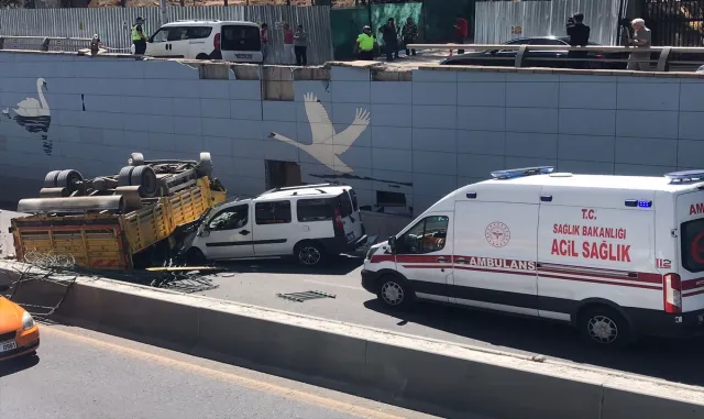 Ankara’da kamyon alt geçitteki hafif ticari aracın üzerine devrildi Ankara’da kamyon alt geçitteki hafif ticari aracın üzerine devrildi
