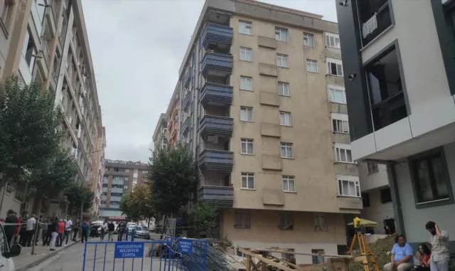 Bahçelievler’de tedbir amaçlı boşaltılan binada inceleme yapıldı Bahçelievler’de tedbir amaçlı boşaltılan binada inceleme yapıldı