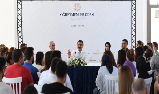 Bakan Tekin, İstanbul’da öğretmenlerle buluştu Bakan Tekin, İstanbul’da öğretmenlerle buluştu
